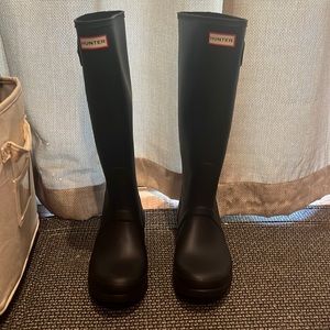 Hunter rain boots, size women’s 10, color black, with cable knit inserts